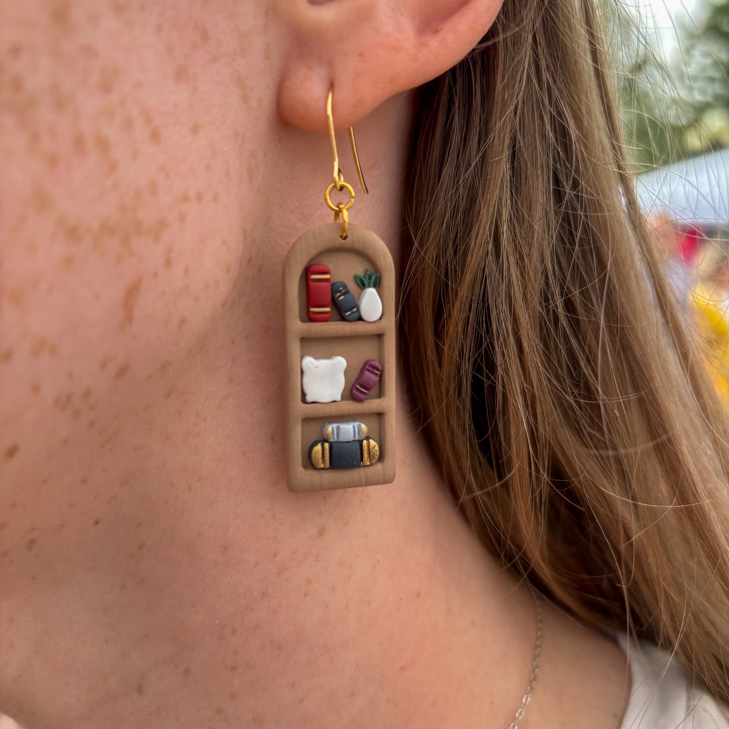 Thin Bookshelf Dangle